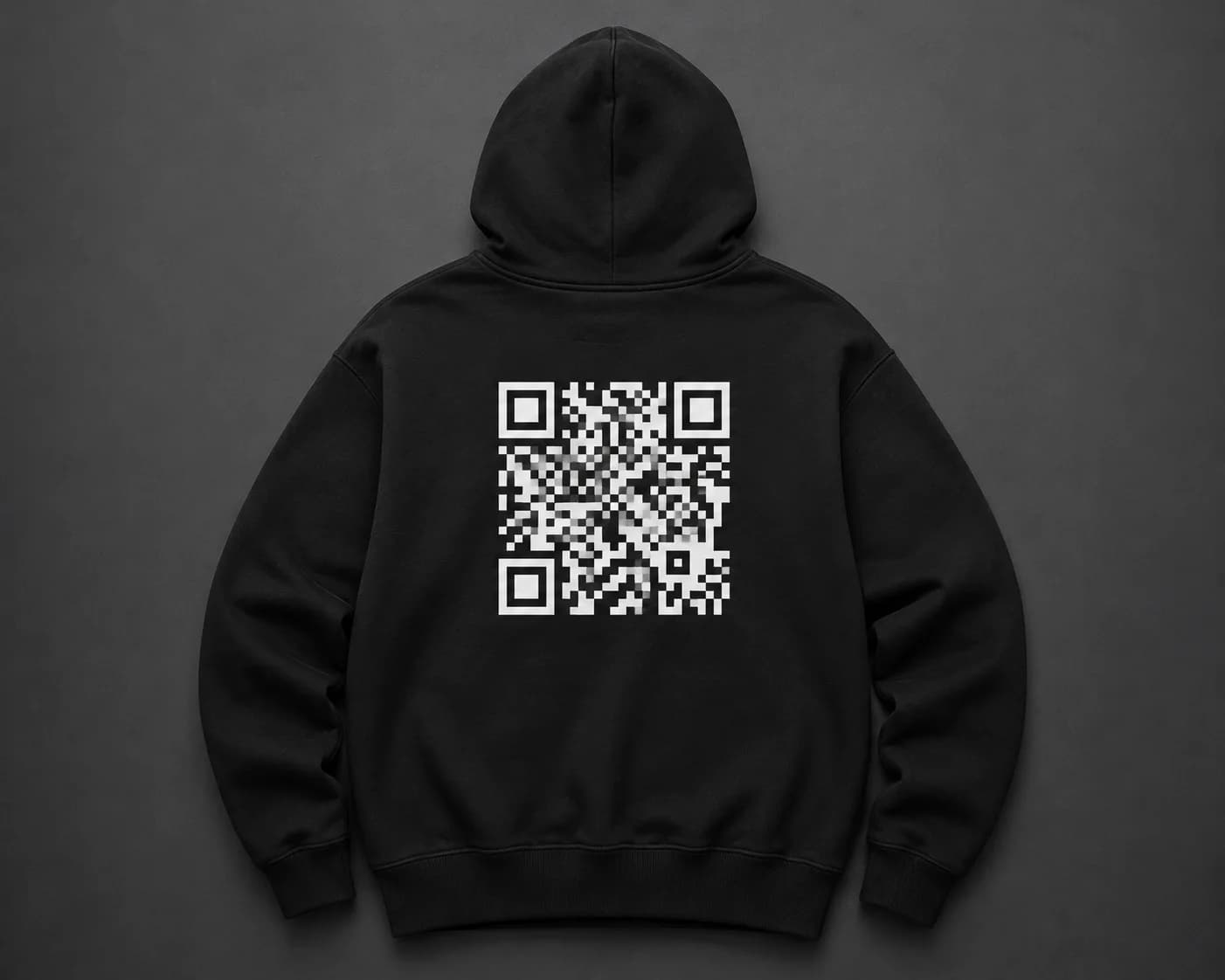 Толстовка с QR-кодом и промо-элементами