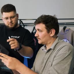 Специалисты Brand-X проверяют макет перед печатью