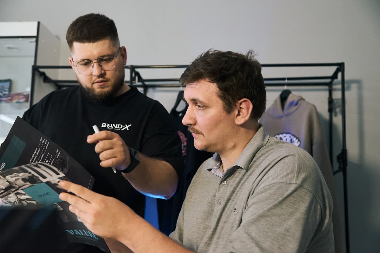 Менеджеры Brand-X проверяют материалы перед печатью