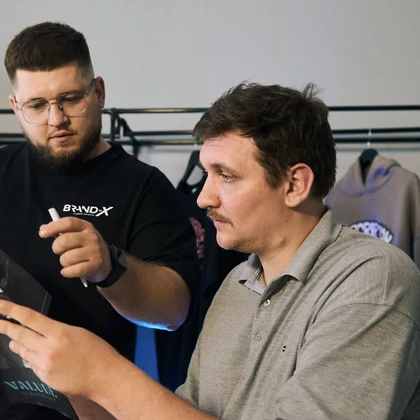 Специалисты Brand-X проверяют макет перед печатью