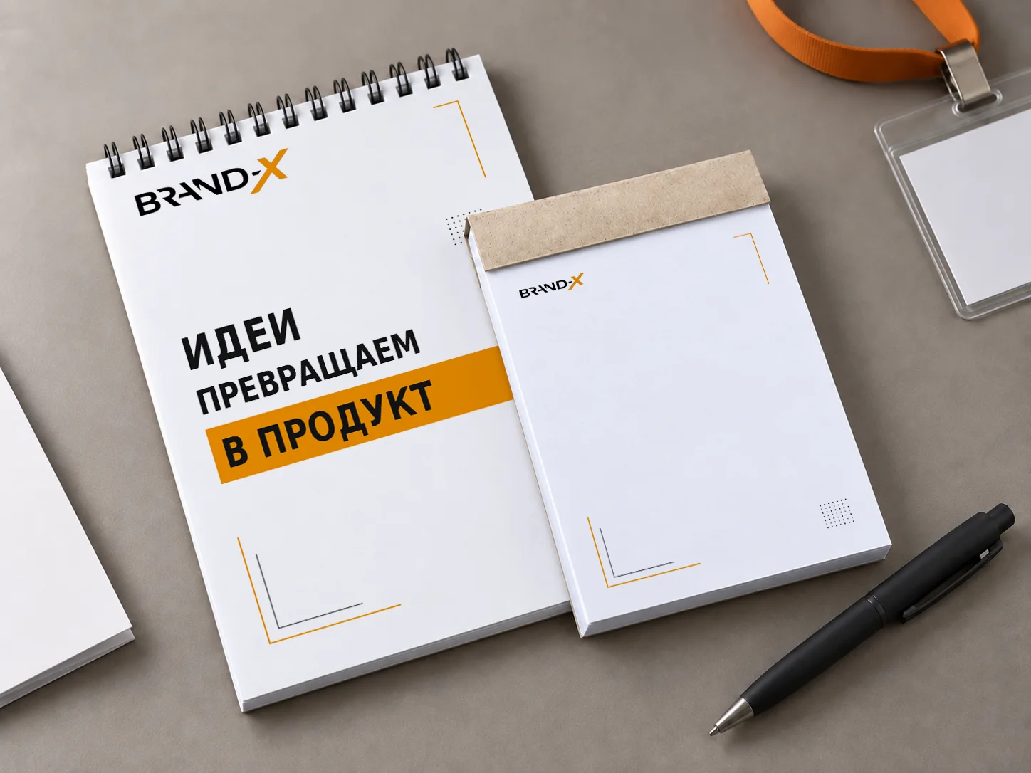 Промо-блокнот на пружине рядом с бейджем и ручкой